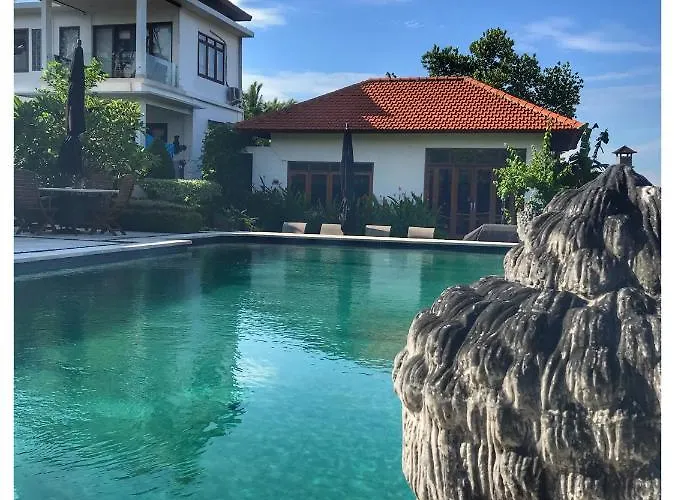Quiet Luxury Paradise Fab Staff Lebah