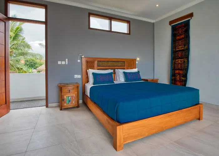 Quiet Luxury Paradise Fab Staff Lebah *