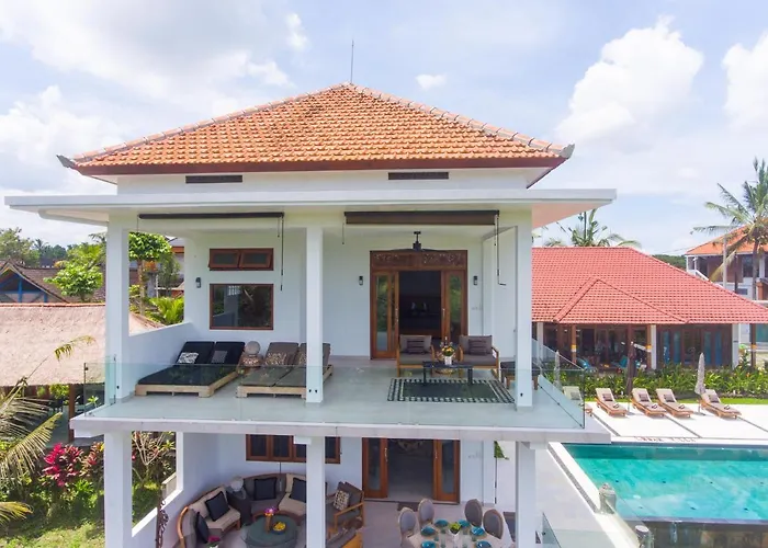 Quiet Luxury Paradise Fab Staff Lebah *