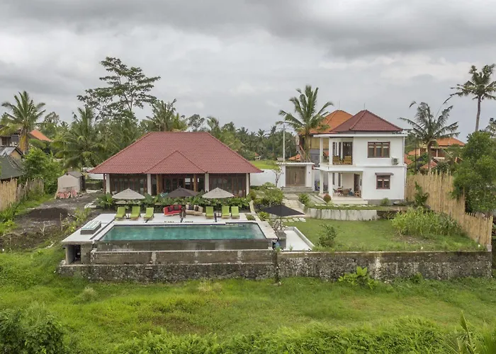 Quiet Luxury Paradise Fab Staff Lebah *