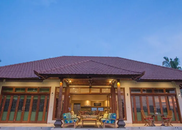 Quiet Luxury Paradise Fab Staff Lebah *