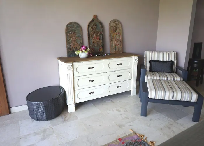 Quiet Luxury Paradise Fab Staff Lebah *