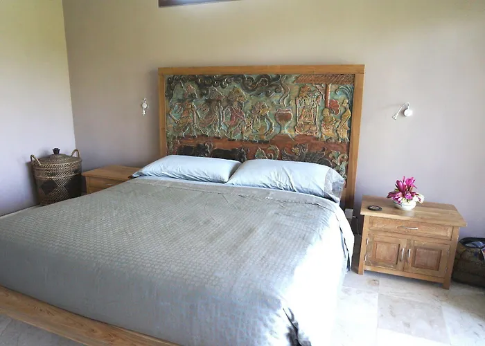 Quiet Luxury Paradise Fab Staff Lebah